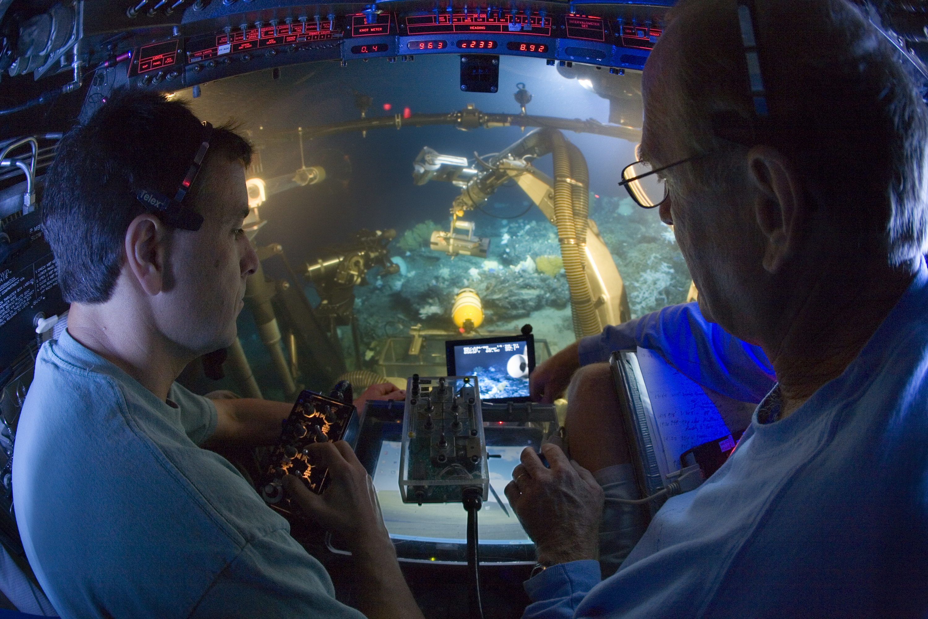 Pilot (L) and researcher in the sphere of the Johnson-Sea-Link submersible.